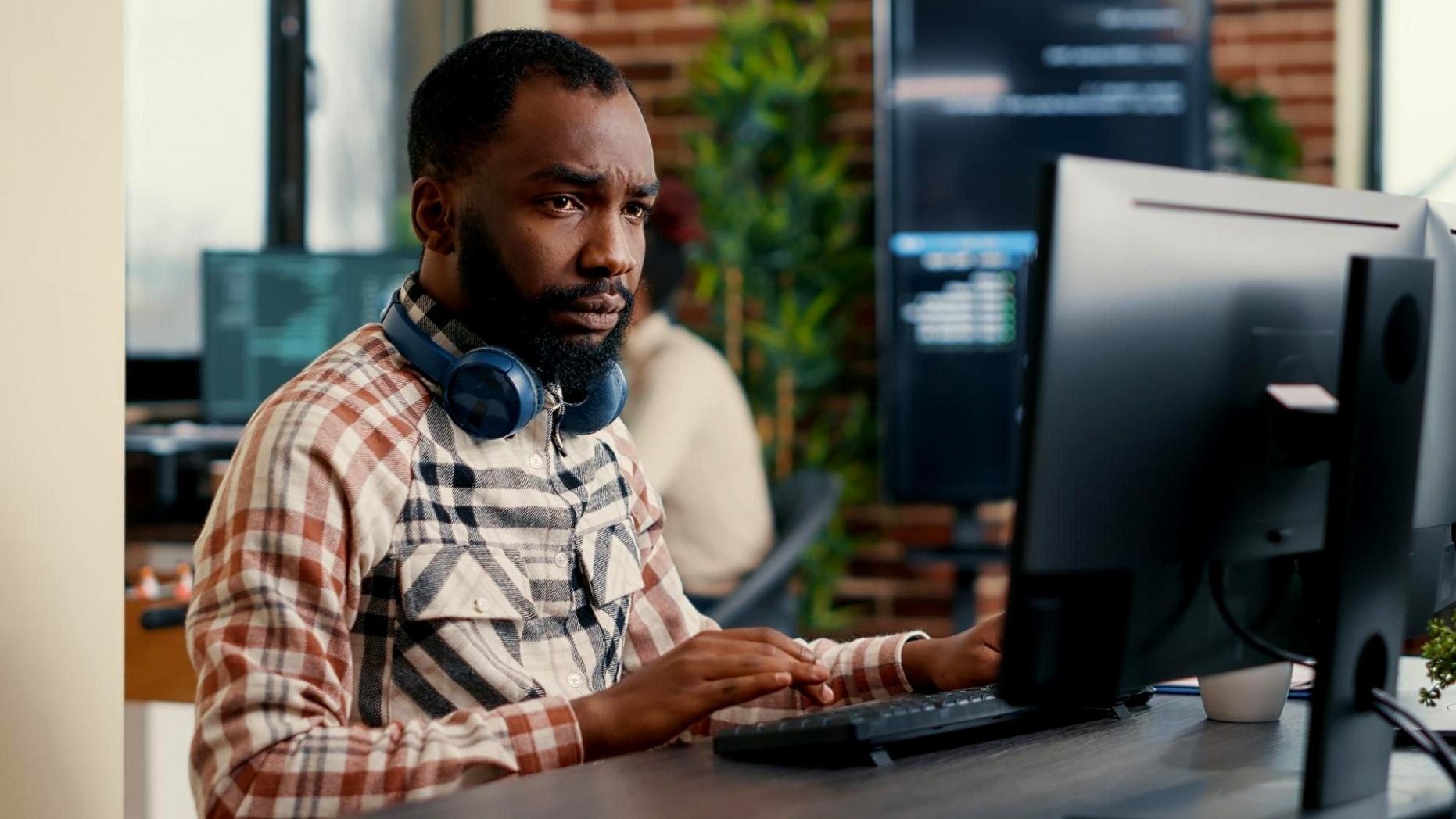 Moderne development setup met meerdere monitoren en code editors